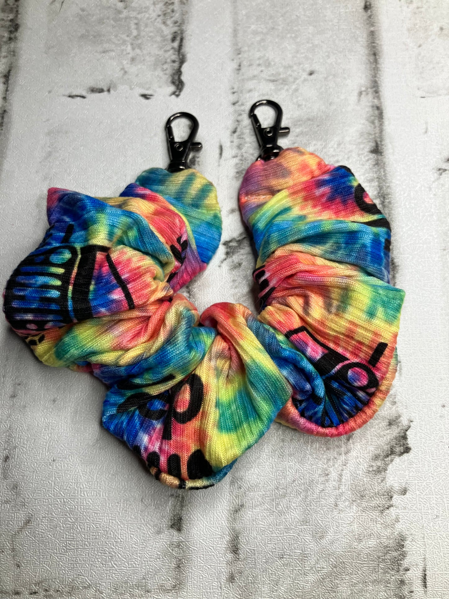 The dye off-road scrunchie phone holder