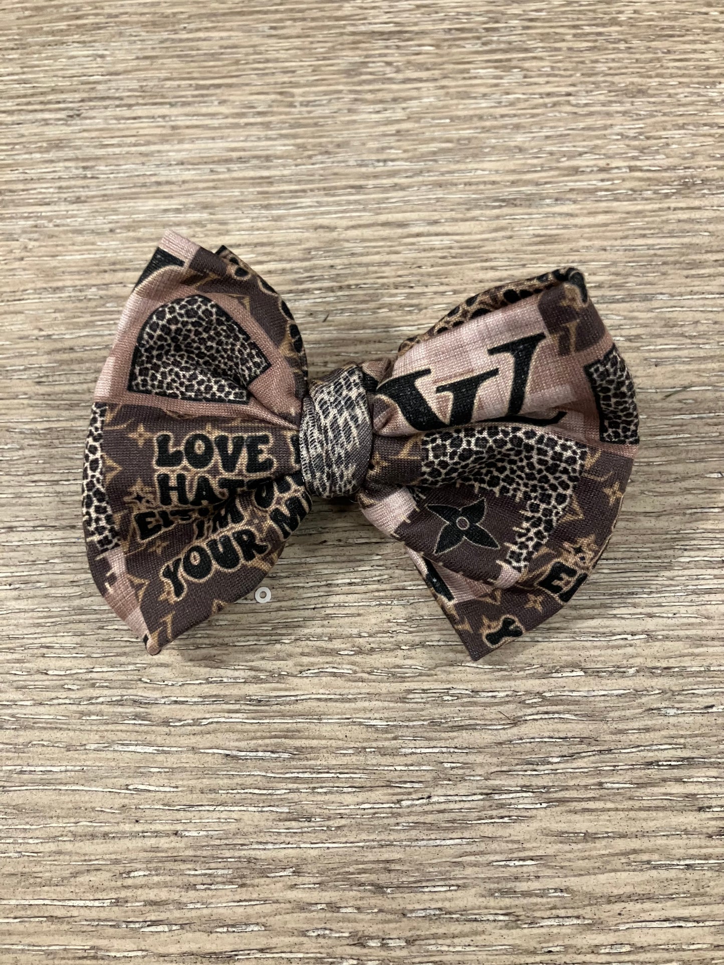 Love me or hate me clip bow