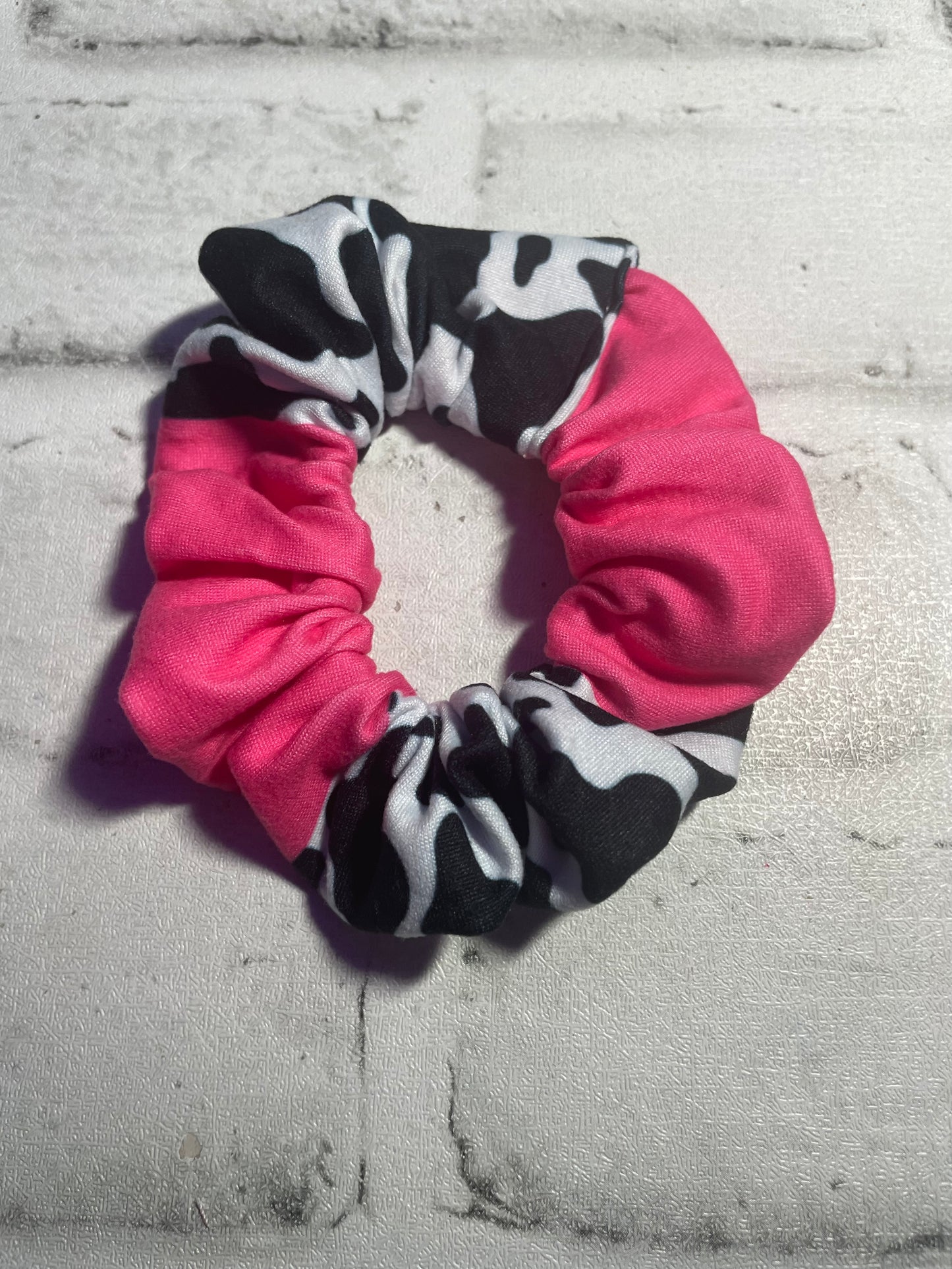Pink cow scrunchie🖤
