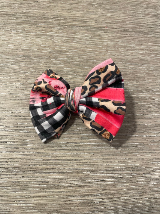 Pink brushstrokes leopard clip bow