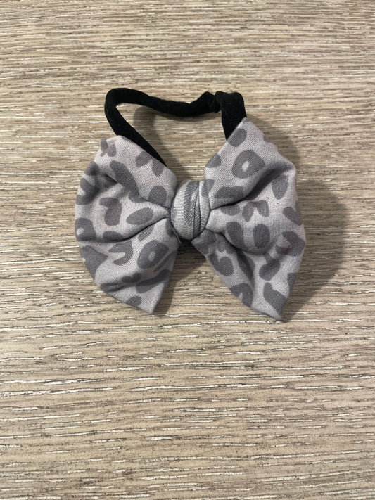 Grey leopard nylon bow