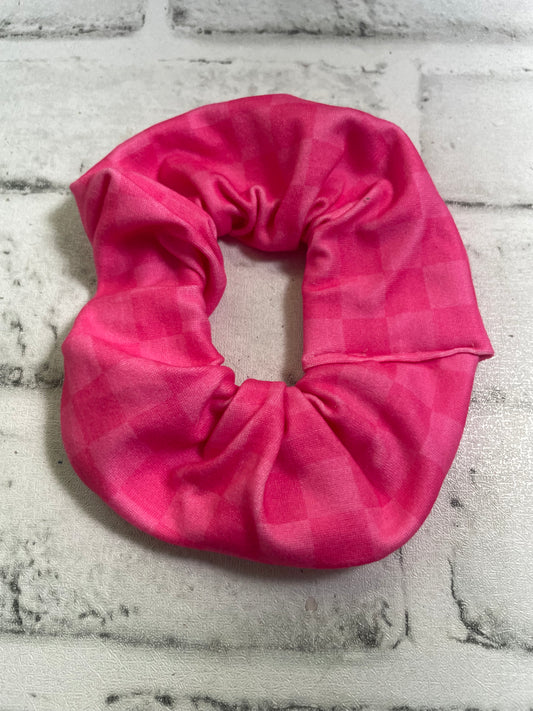 Pink checkered scrunchies💜