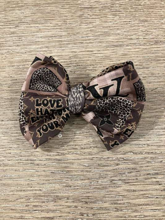 Love me or hate me clip bow