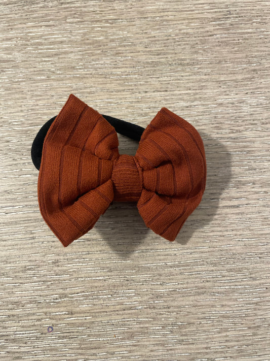 Rust ribbed nylon bow