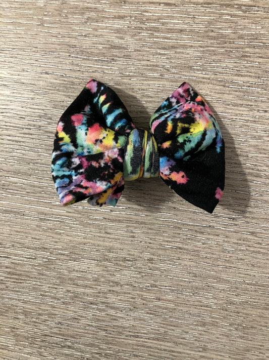 Reverse tie dye clip bow