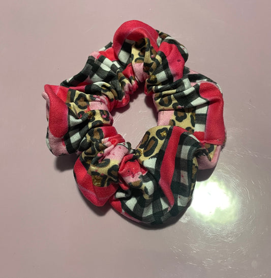 Pink leopard plaid brushstroke scrunchies⭐️