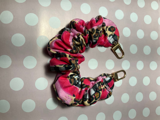 Pink leopard plaid scrunchie phone holder