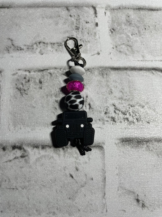 Black off road cheetah/pink keychain🩵