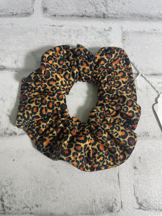 Gold leopard scrunchies💜