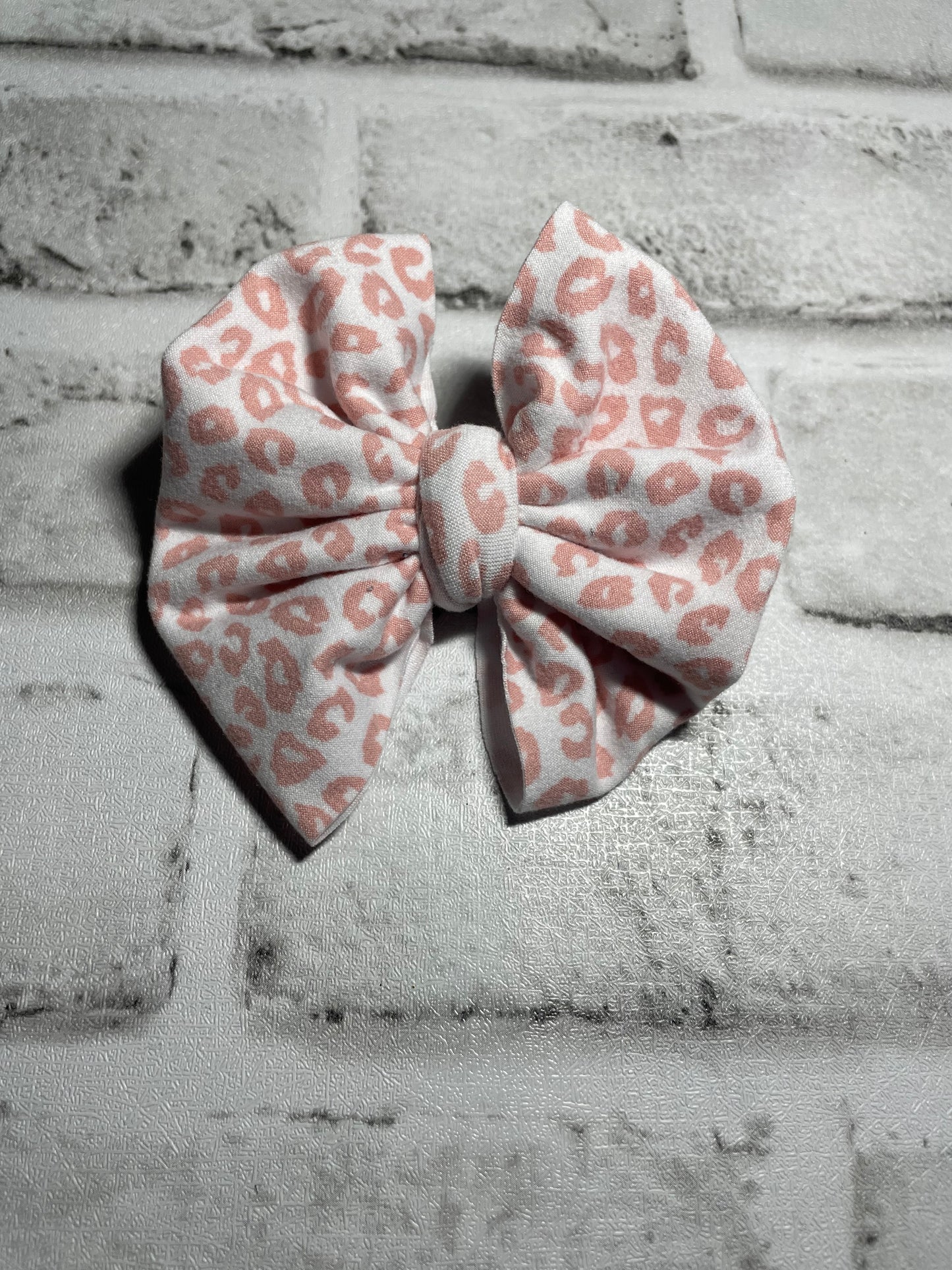 Light pink cheetah clip bow