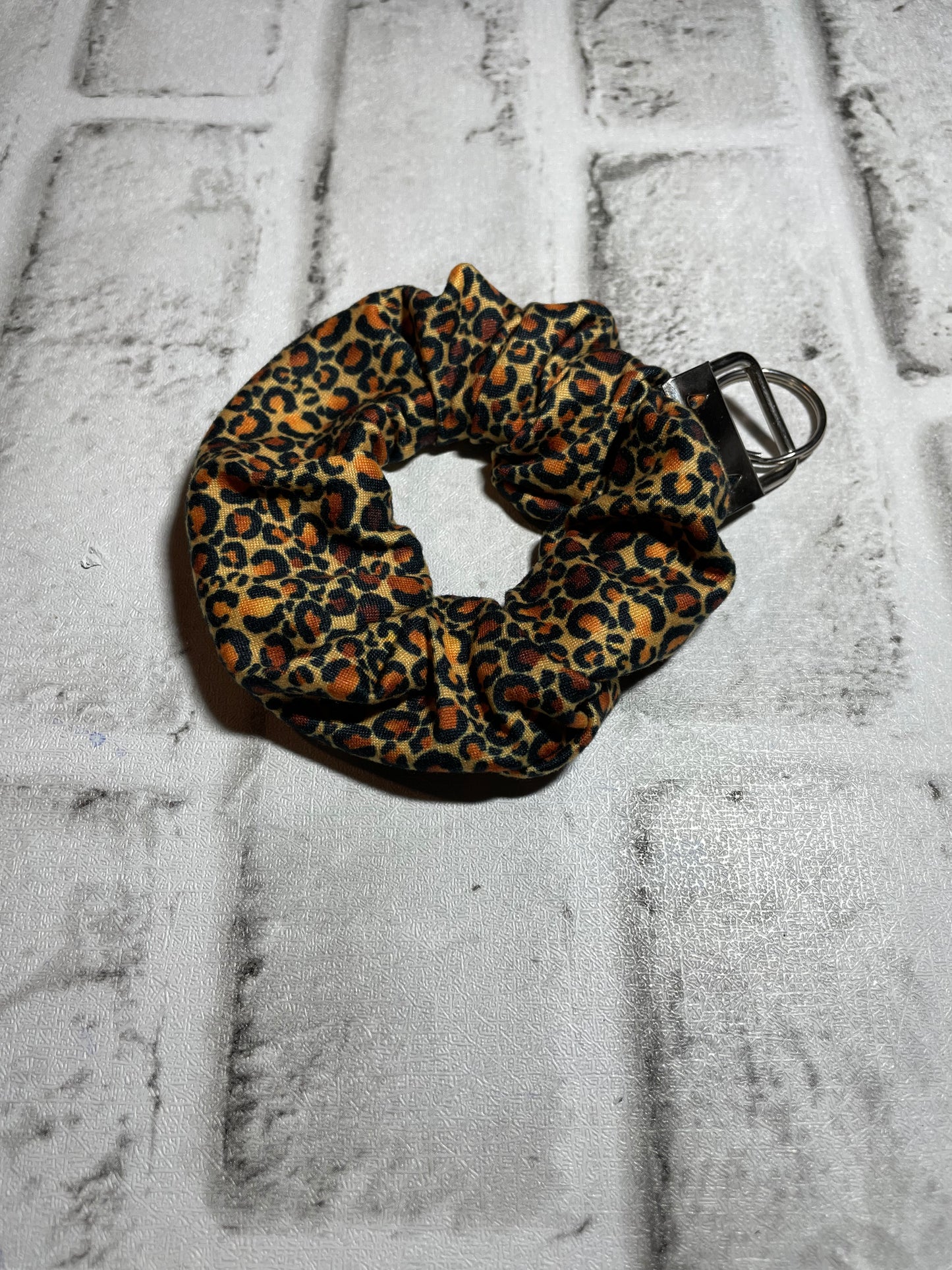 Gold leopard scrunchie keychain⭐️