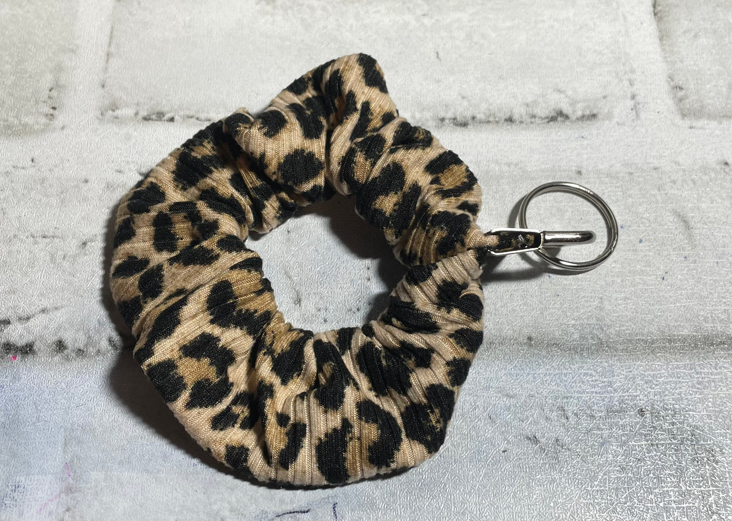 Light cheetah ribbed scrunchie keychains⭐️