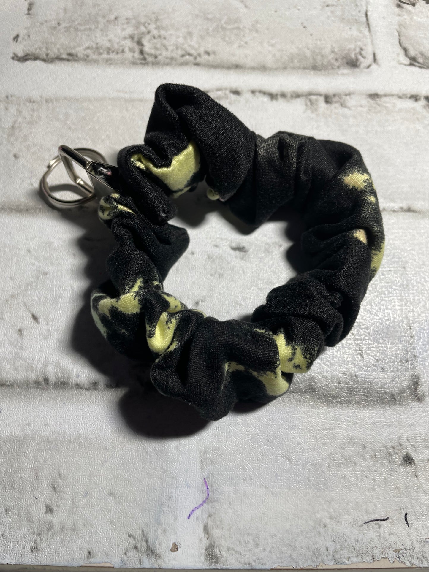 Reverse tie dye scrunchie keychain🩵